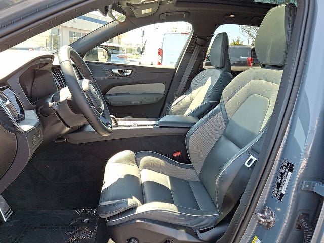 2022 Volvo XC60 B6 R-Design