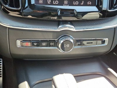 2022 Volvo XC60 B6 R-Design