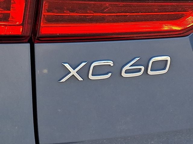 2022 Volvo XC60 B6 R-Design