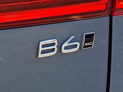 2022 Volvo XC60 B6 R-Design